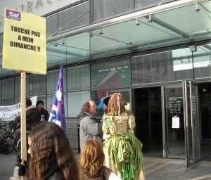 Les deux acteurs de la CIA devant l'entrée de la médiathèque centrale le 18 janvier (photo : Mj)