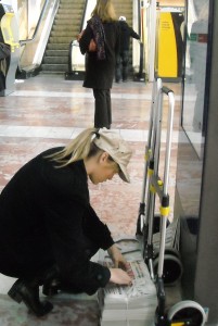 Une des sept personnes en charge de la distribution en gare de Montpellier (photo : Mj)