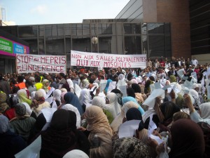 Manifestation de musulmans de la Paillade devant la mairie de Montpellier le 25 avril 2009 (photo : Mj)