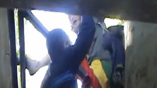 Un policier donne un coup de matraque à un "cabanier" de l'esplanade de Montpellier (extrait d'une vidéo Youtube)