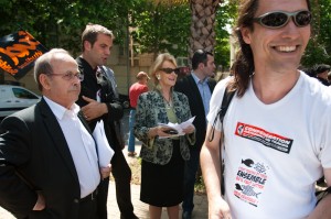 Des syndicalistes de la CNT interpellent Serge Fleurence, Michael Delafosse et Hélène Mandroux, élus montpelliérains dans la manifestation du 27 mai 2010, sur l'absence de local (photo : Xavier Malafosse)