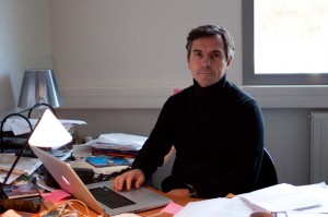 Emmanuel Négrier dans son bureau de l'université Montpellier I le 10 novembre 2010 (Photo : J.-O. T.)