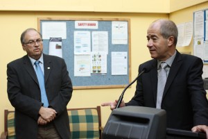 Ouzi Kouris, directeur général d'Agrexco France et Christian Bourquin, président de la région Languedoc-Roussillon le 18 janvier 2011 sur un bateau d'Agrexco à Sète (photo : J.-O. T.)