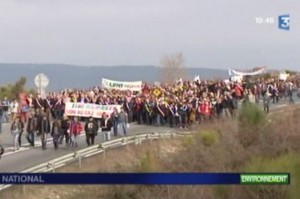 Manifestation contre le gaz de schiste à Villeneuve-de-Berg (photo : copie écran du site de France 3)