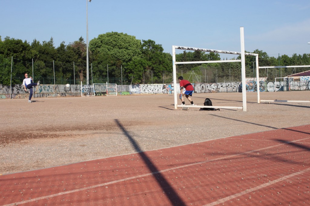 Des habitants jouent au foot sur le stade du père Prévost, le 26 avril 2011(photo : J.-O. T.)