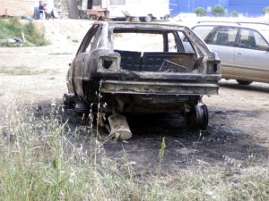 La voiture incendiée vendredi 10 juin 2011 au camp de Rom près du château de la Mogère à Montpellier (photo : DR)