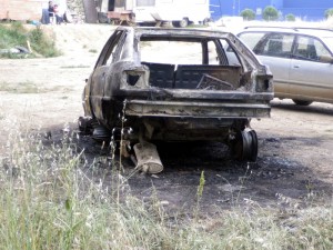La voiture incendiée vendredi 10 juin 2011 au camp de Rom près du château de la Mogère à Montpellier (photo : DR)