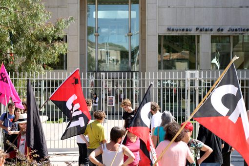 Rassemblement de soutien à Giorgos, militant CNT poursui de refus de prélèvement ADN, le 22 septembre 2011 devant le palais de justice de Montpellier (photo : J.-O. T.)