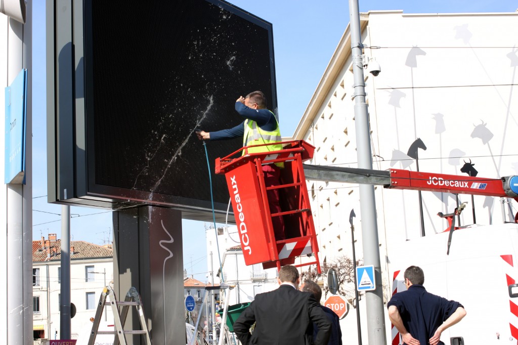 Nettoyage du panneau publicitaire lumineux à LED, station de tram Corum de Montpellier le 7 mars 2012 (photo : J.-O. T.)