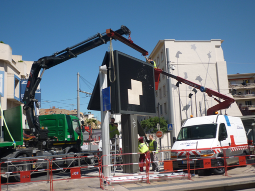 Démontage du panneau publicitaire numérique de JCDecaux au Corum à Montpellier (photo : J.-O. T.)