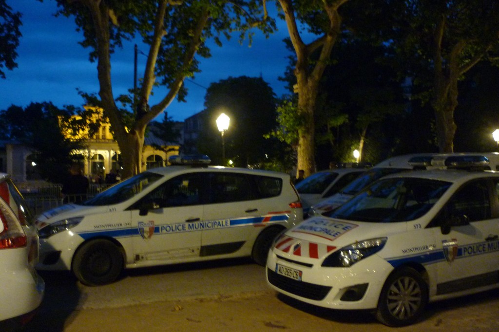 Les voitures de la police municipales de Montpellier garées au pied du grimpeur de l'Esplanade (photo : J.-O. T)