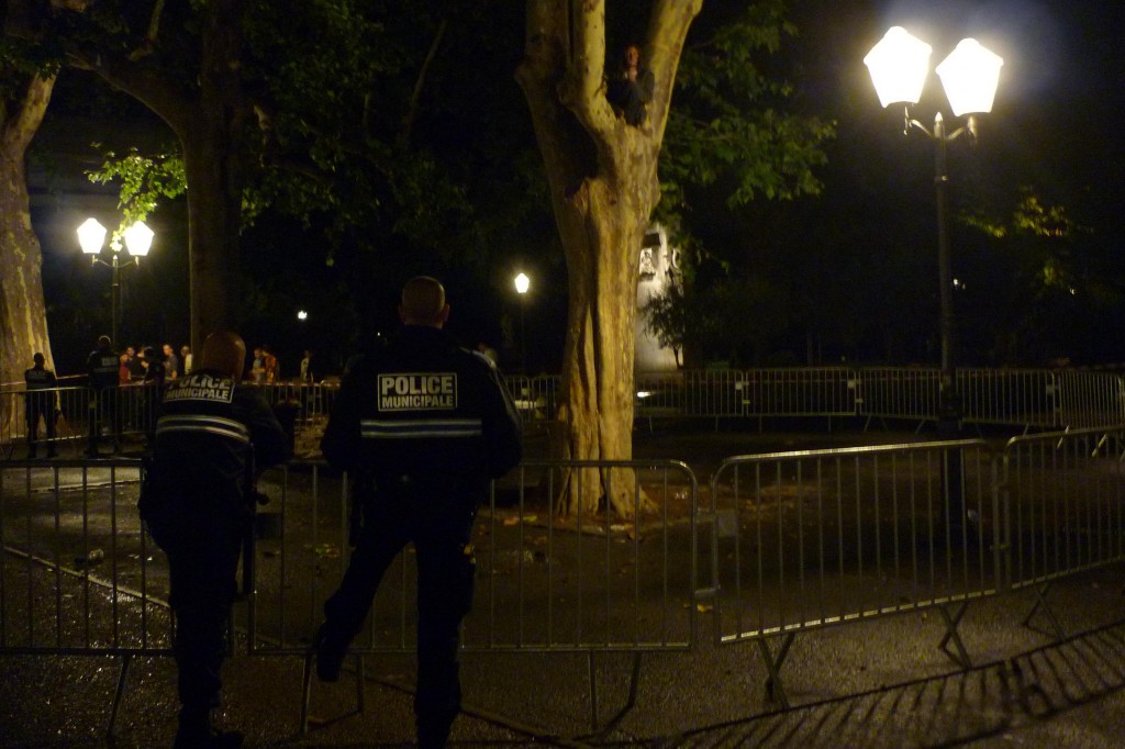 A minuit, un grimpeur est toujours dans un arbre de l'esplanade de Montpellier sous les yeux d'une quinzaine de policiers (photo : J.-O. T.)