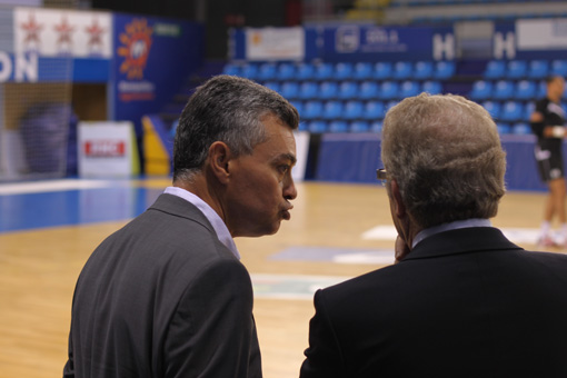 Rémy Lévy, président du MAHB et Jean-Pierre Moure, président de l'agglomération de Montpellier le 2 octobre 2012 au stade Bougnol (photo : J.-O. T.)