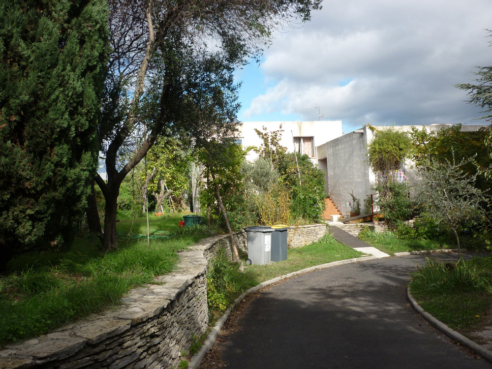 L'entrée et le jardin de la villa de Philippe Humblot (photo : J.-O. T.)