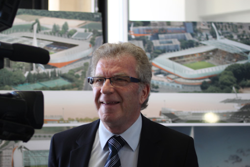 Jean-Pierre Moure, président de l'agglomération de Montpellier devant les images du stade de la Mosson rénové (photo : J.-O. T.)