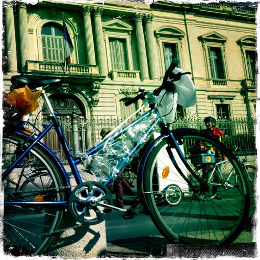 Le vélo offert au préfet Pierre de Bousquet de Florian par des "cyclistes urbains" le 21 février 2013 (photo : Xavier Malafosse)