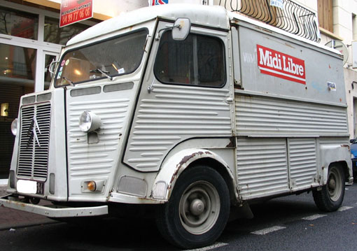 Une ancienne fourgonette avec le logo Midi Libre dans les rues de Montpellier en 2008 (photo : J.-O. T.)