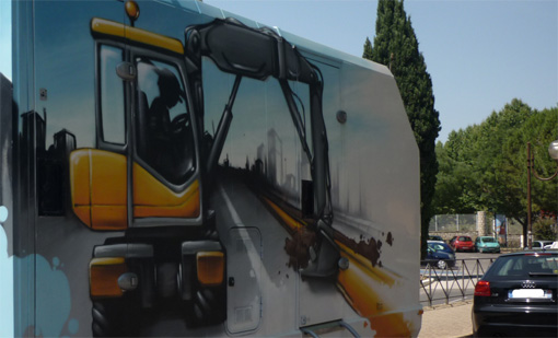 Un dessin de pelleteuse sur une caravanne de chantier dans les rues de Montpellier (photo : J.-O. T.)