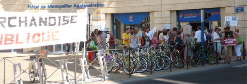 Manifestation le 25 juillet 2013 devant l'hôtel d'agglomération de Montpellier. Sur la banderole à gauche : "L'eau n'est pas une marchandise. Retour en régie publique." (photo : J.-O. T.)