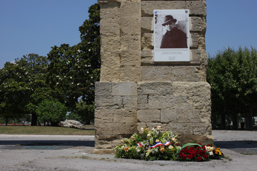 Après le dépôt de gerbes au pied de la photo de Jean Moulin à Montpellier au Peyrou le 8 juillet 2013 (photo : J.-O. T.)