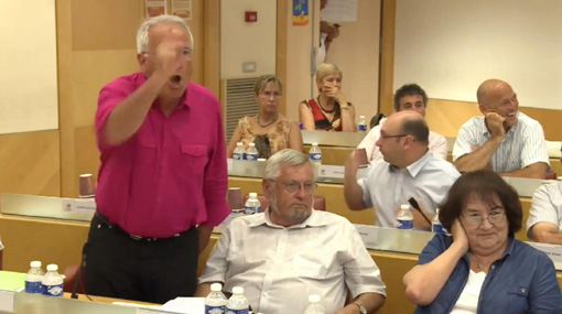 René Revol, maire PG de Grabels, s'insurge contre des propos de Louis Pouget (PS) en conseil d'agglomération de Montpellier le 25 juillet 2013 (photo extraite de la vidéo de l'agglomération de Montpellier)