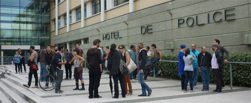Une trentaine de personnes se sont rassemblées le 26 septembre 2013 en soutien aux gardés à vue suite à une expulsion musclée dans le quartier populaire du Petit Bard (photo : J.-O. T.)
