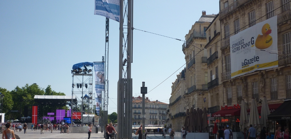 Publicé illégale sur la façade de l'immeuble de La Gazette de Montpellier place de la Comédie le 21 juin 2014 (photo : J.-O. T.)