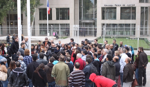 Rassemblement devant le palais de justice de Montpellier le 25 octobre 2013 en soutien à des prévenus pour outrage, rébellion et violence suite à une expulsion au Petit-Bard (photo : J.-O. T.)