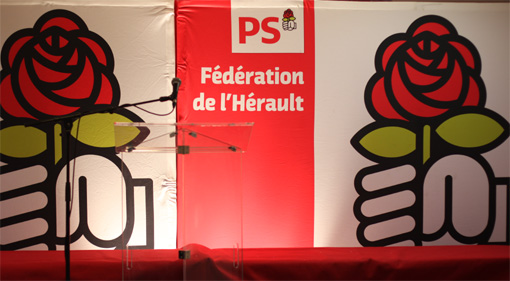 Fédération PS de l'Hérault, l'estrade avant les discours suite à la proclamation des résultats de la primaire interne du 10 octobre 2013 pour les municipales 2014 (photo : J.-O. T.)