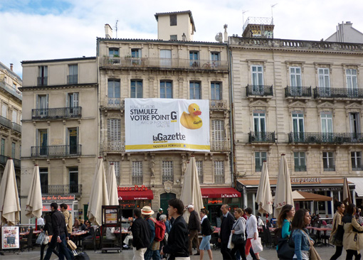 Publicité de La Gazette de Montpellier sur la façade de son immeuble place de la Comédie le 12 octobre 2013 (photo : J.-O. T.)