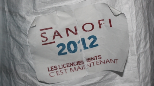 Sur la la blouse d'un manifestant de Sanofi en conseil municipal de Montpellier le 1er octobre 2012 (photo : J.-O. T.)