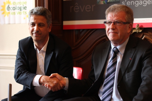 Mustapha Majdoul (EELV) et Jean-Pierre Moure (PS) le 17 décembre 2013 lors de l'officialisation de leur accord pour les municipales 2014 (photo : J.-O. T.)