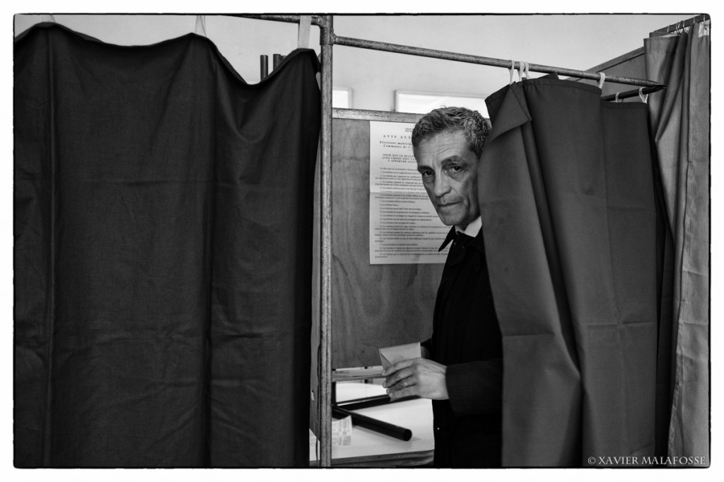 Philippe Saurel dans son bureau de vote le 30 mars 2014 (photo : Xavier Malafosse)