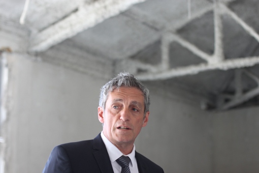 Philippe Saurel, le 14 mai 2014 dans l'hôtel Montcalm en chantier, bâtiment qui devait accueillir le musée sur l'histoire de la France et de l'Algérie (photo : J.-O. T.)