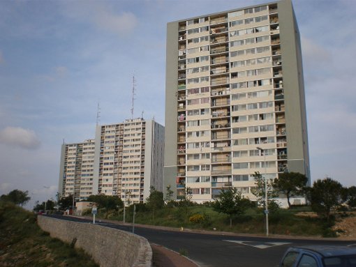 Les trois tours des Tritons (Cambon, Condorcet et d'Alembert) dans le quartier des Hauts de Massane (Mosson) à Montpellier avant leur destruction (photo : licence cc, vpe)