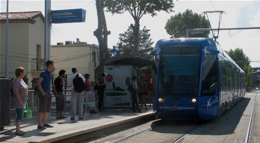 Une rame de ligne 1 du tramway de Montpellier à l'arrêt Universités des sciences et lettres,le 9 septembre 2014 (photo : Lucie Lecherbonnier)