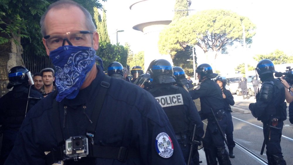 Le policier de la BAC qui a arraché le téléphone de Montpellier journal (photo : Lucie Lecherbonnier)