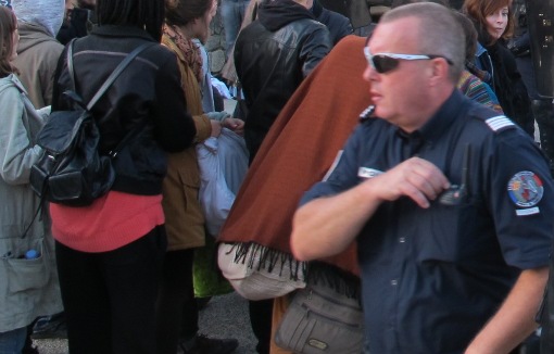 Le policier qui semble en charge du commandement (photo : Lucie Lecherbonnier)