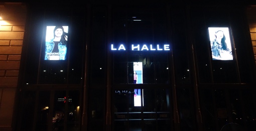 La façade du magasin La Halle, dans les halles Castellane de Montpellier, le 7 octobre 2014 vers 21h30 (photo : J.-O. T.)