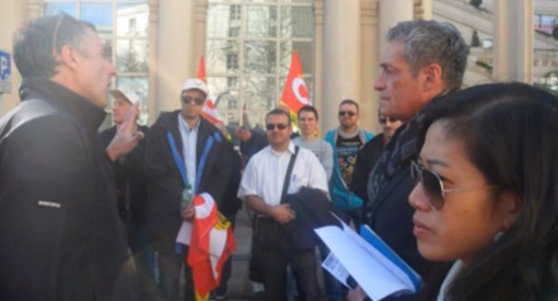 Philippe Saurel en discussion avec des militants CGT Tam quelques jours avant le premier tour des élections municipales à Montpellier (photo : CGT Tam)