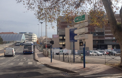 La rue du Grand Saint-Jean sera bordée de plusieurs immeubles de cinq à six étages. La tour prendra place devant le parking aérien, en bordure de la ligne de tramway numéro 2 (photo : Lucie Lecherbonnier)