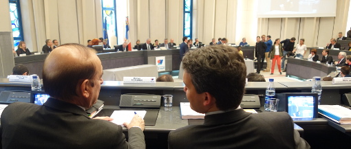 Kleber Mesquida (PS) et Guillaume Fabre (UMP) le 2 avril 2015 en conseil départemental de l'Hérault (photo : J.-O. T.)