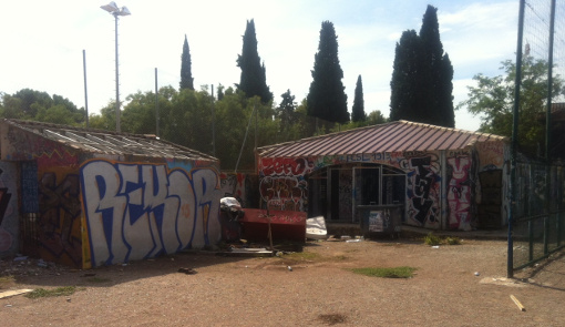 Les vestiaries du stade du père Prévost le 10 septembre 2015. Le promoteur Pragma s'est engagé à faire des travaux avant fin 2015 (photo : Lucie Lecherbonnier)