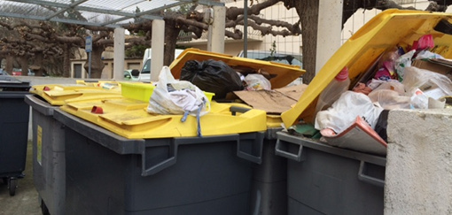 Des bas jaunes censés contenir des déchets triés à Montpellier (photo : Lucie Lecherbonnier)