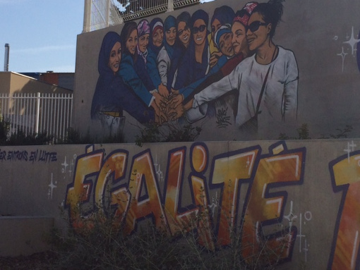 Dans le petit square du groupe scolaire du Petit Bard, ce graff réalisé par des artistes parisiens, "grave dans la pierre" selon Nacera, le combat des parents d'élève pour plus de mixité (photo : Lucie Lecherbonnier)