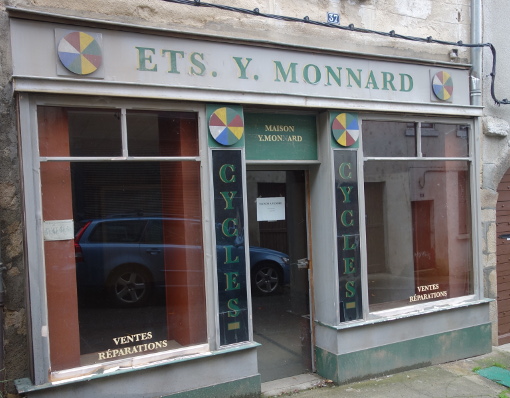 A Eymoutiers (Haute-Vienne) en novembre 2016. Derrière un magasin fermé, la voiture n'est jamais bien loin (photo : J.-O. T.)